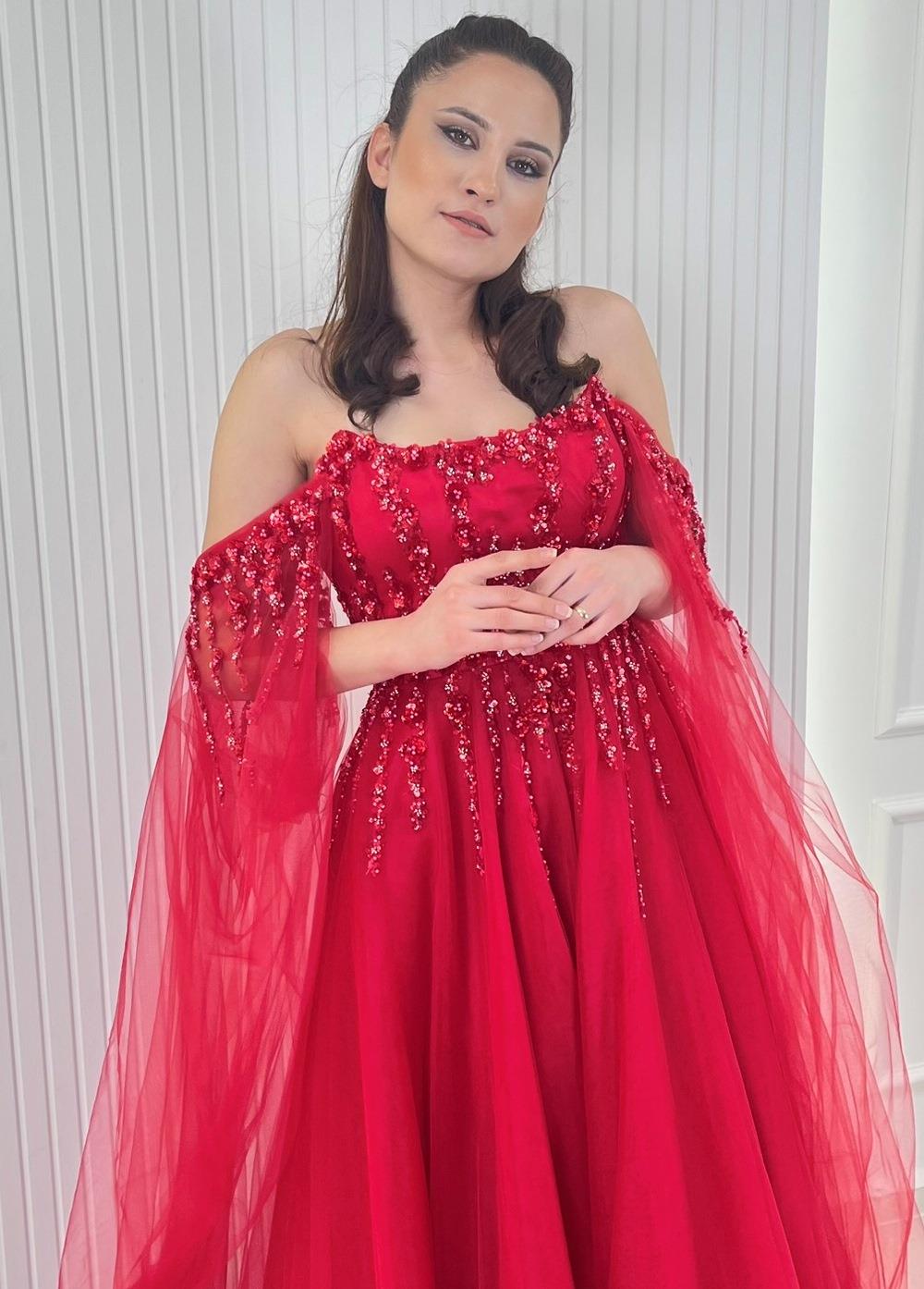Kırmızı Koldan Pelerinli Yırtmaçlı Helen Model Abiye Elbise