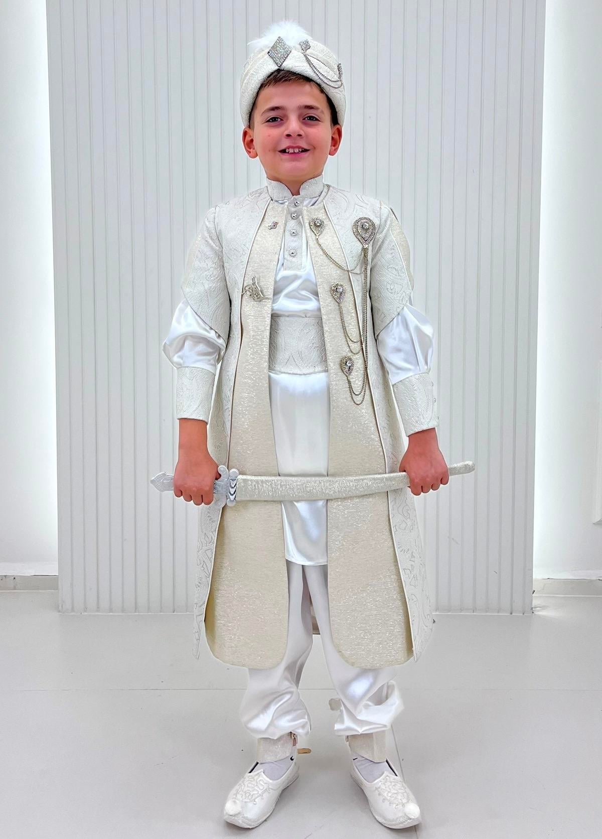 Krem Tuğra Broşlu Desenli Kumaş Kaftan Sünnet Kıyafeti