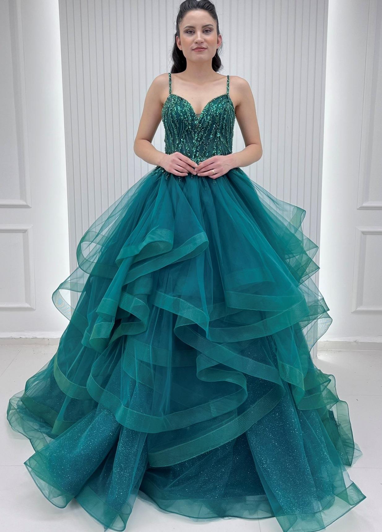 Zümrüt Yeşili Parçalı Valonlu Etekli Üstü Nakışlı Aplikli Abiye Elbise