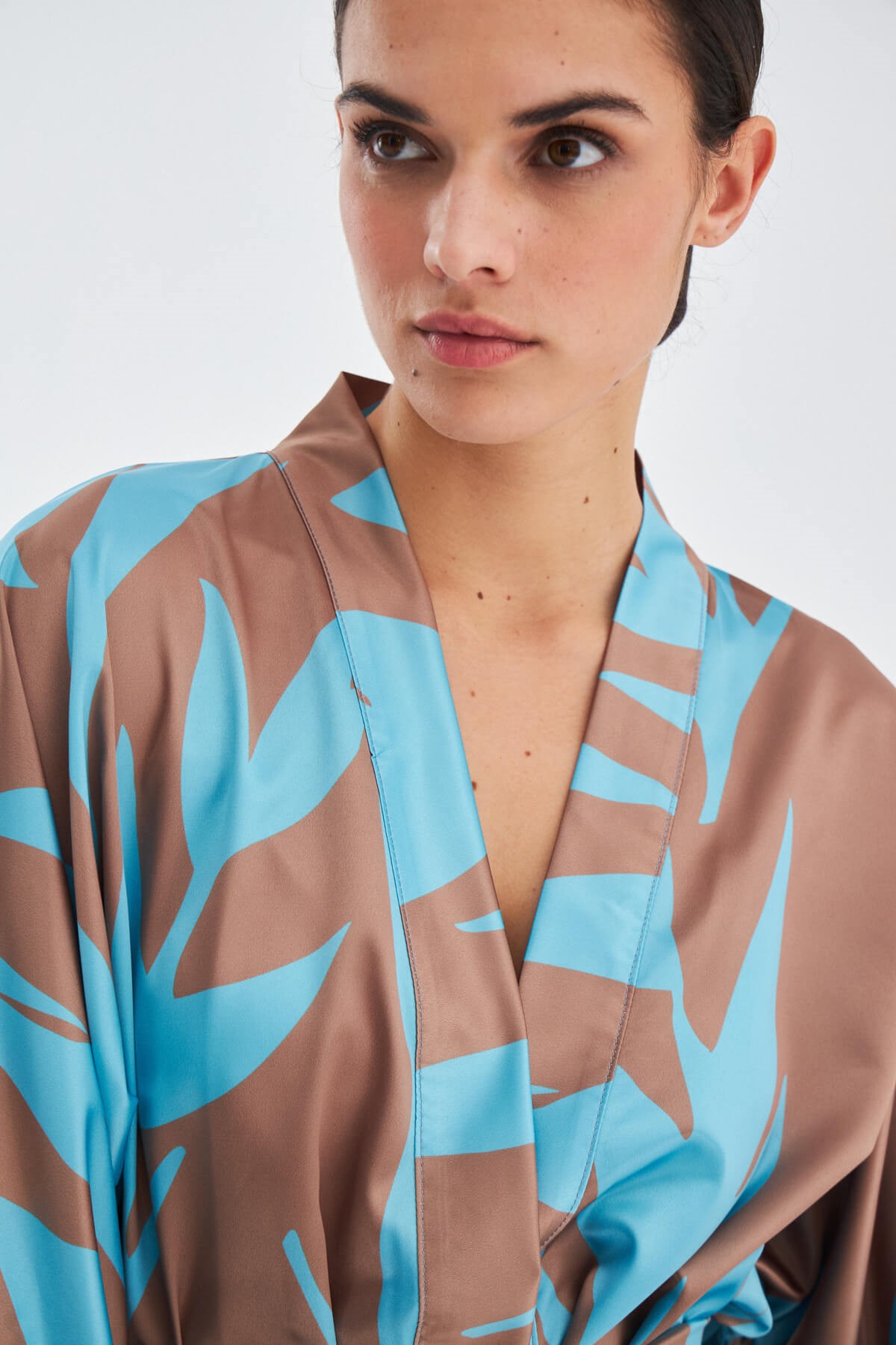 Peraluna KALINDA KIMONO Gemusterter 90 CM Satin-Sommer-Damenkimono - Bild 5 von 8