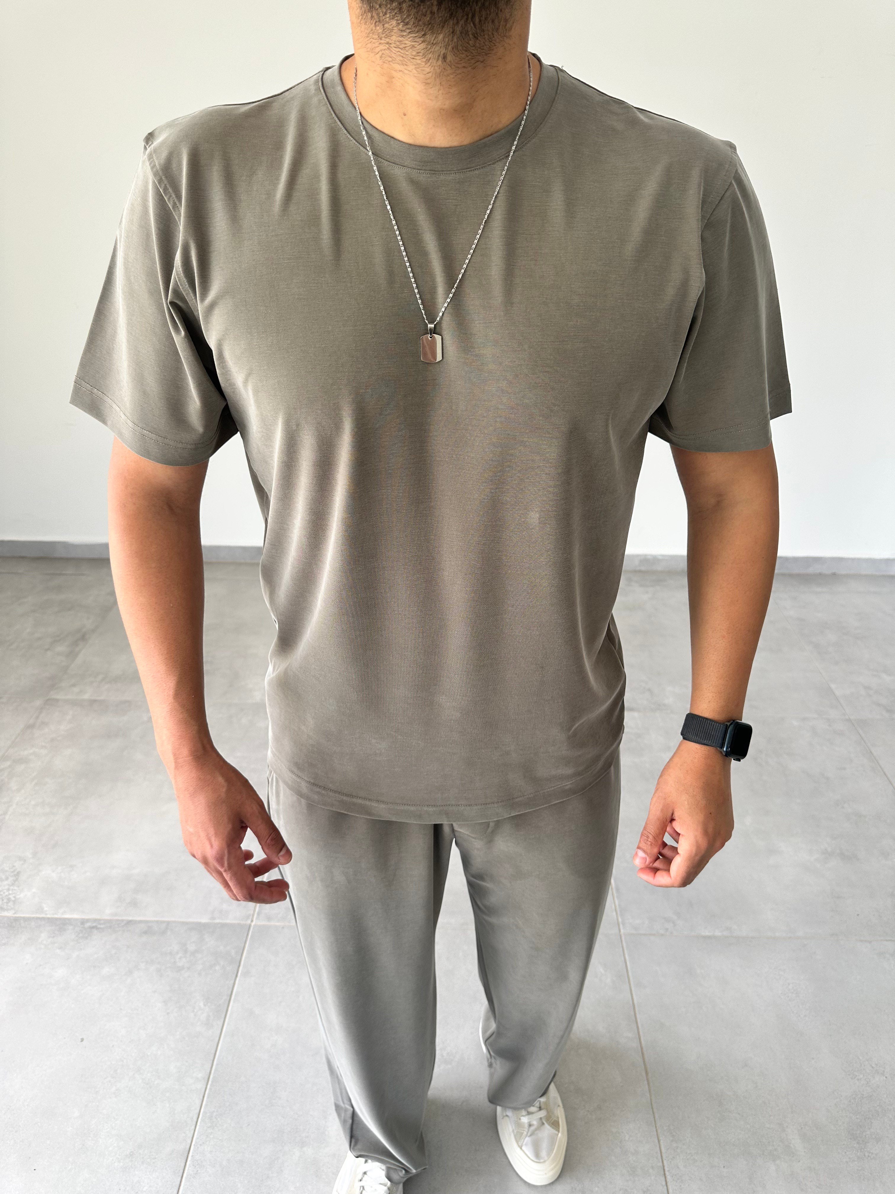 Haki Yeşil Renk  Rahat Kesim Kupra Kumaş T-Shirt