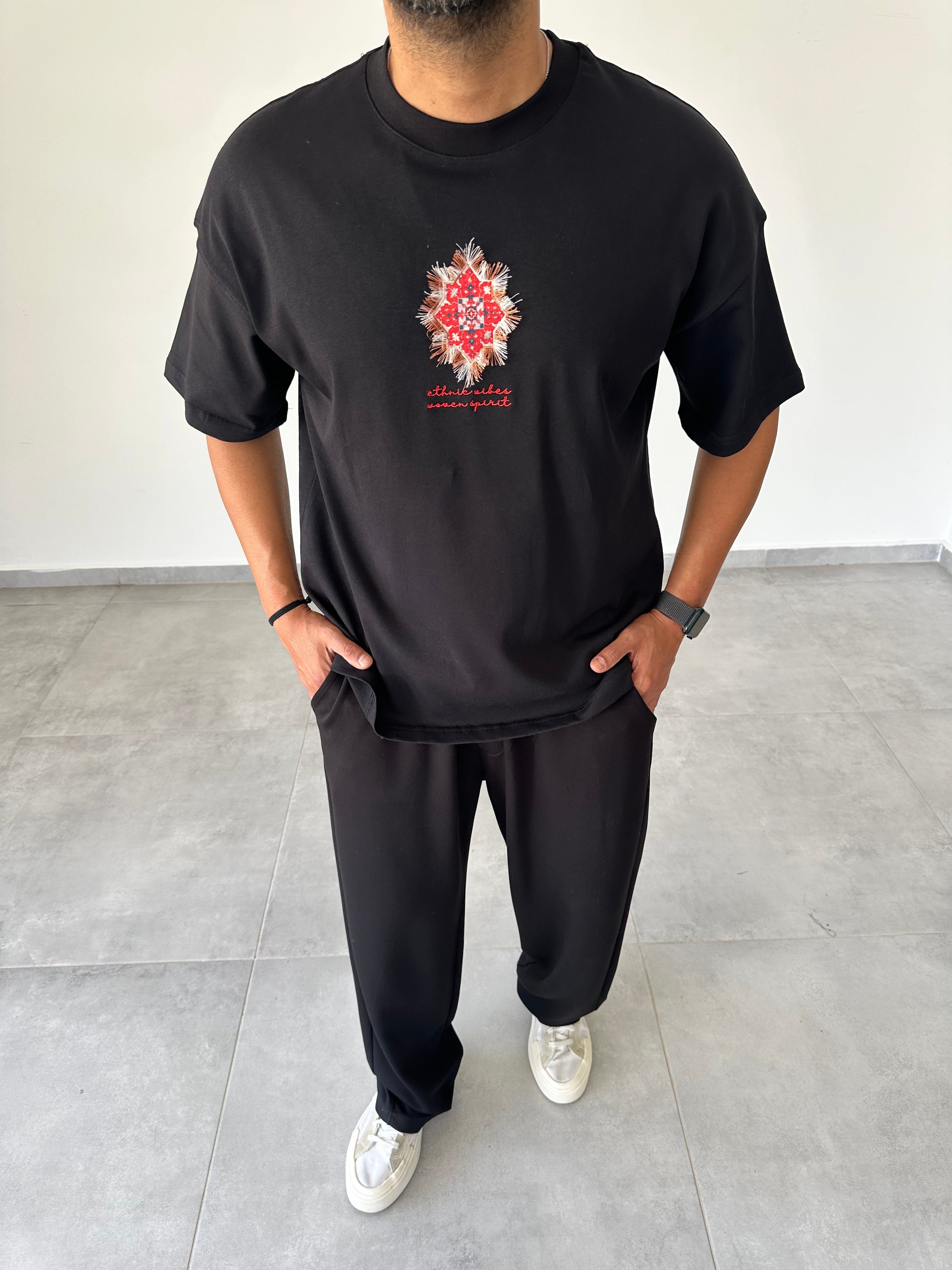 Siyah Renk Ethnic Nakış Ve Pantch Detaylı Oversize Kesim T-Shirt