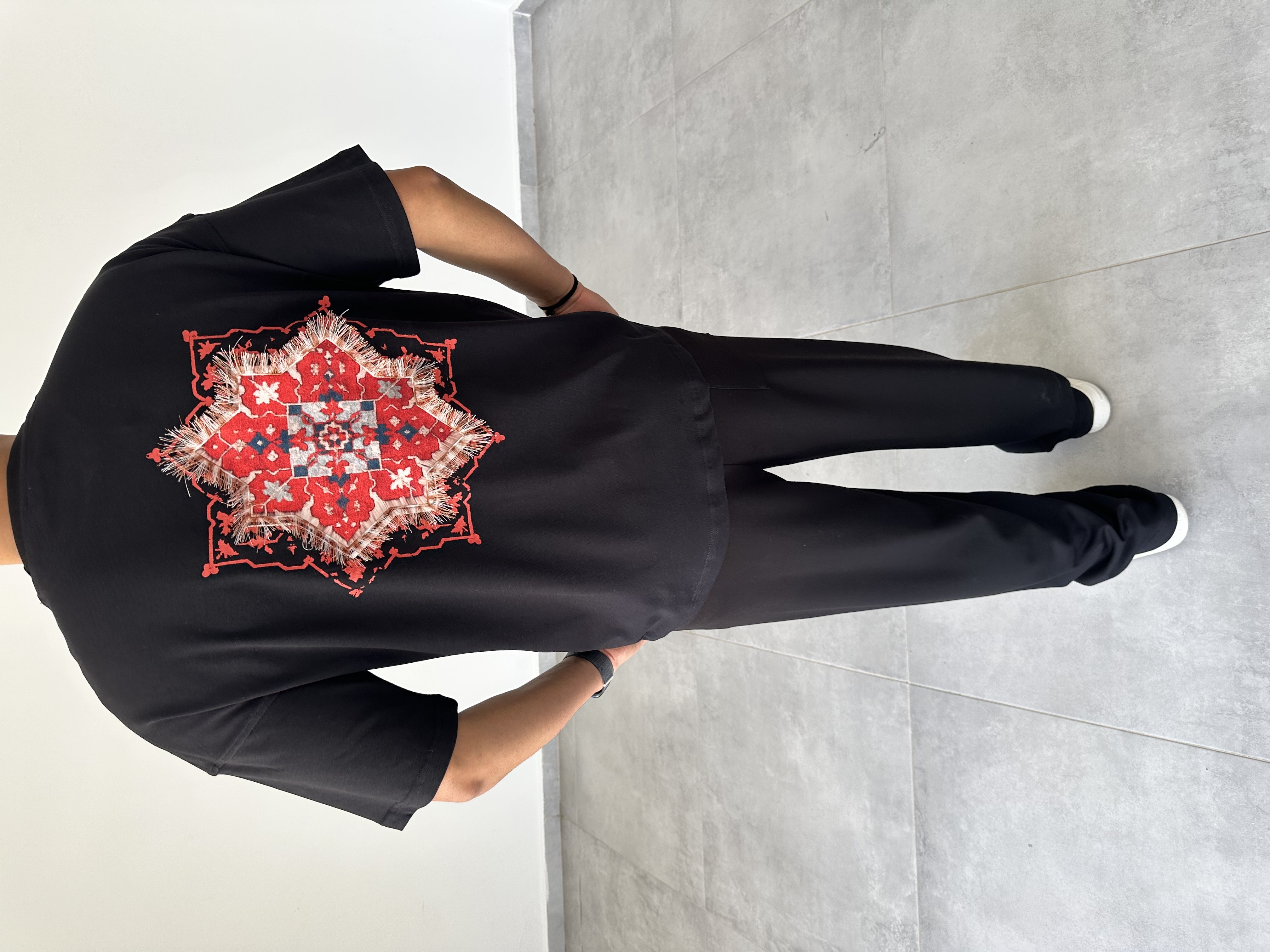 Siyah Renk Ethnic Nakış Ve Pantch Detaylı Oversize Kesim T-Shirt