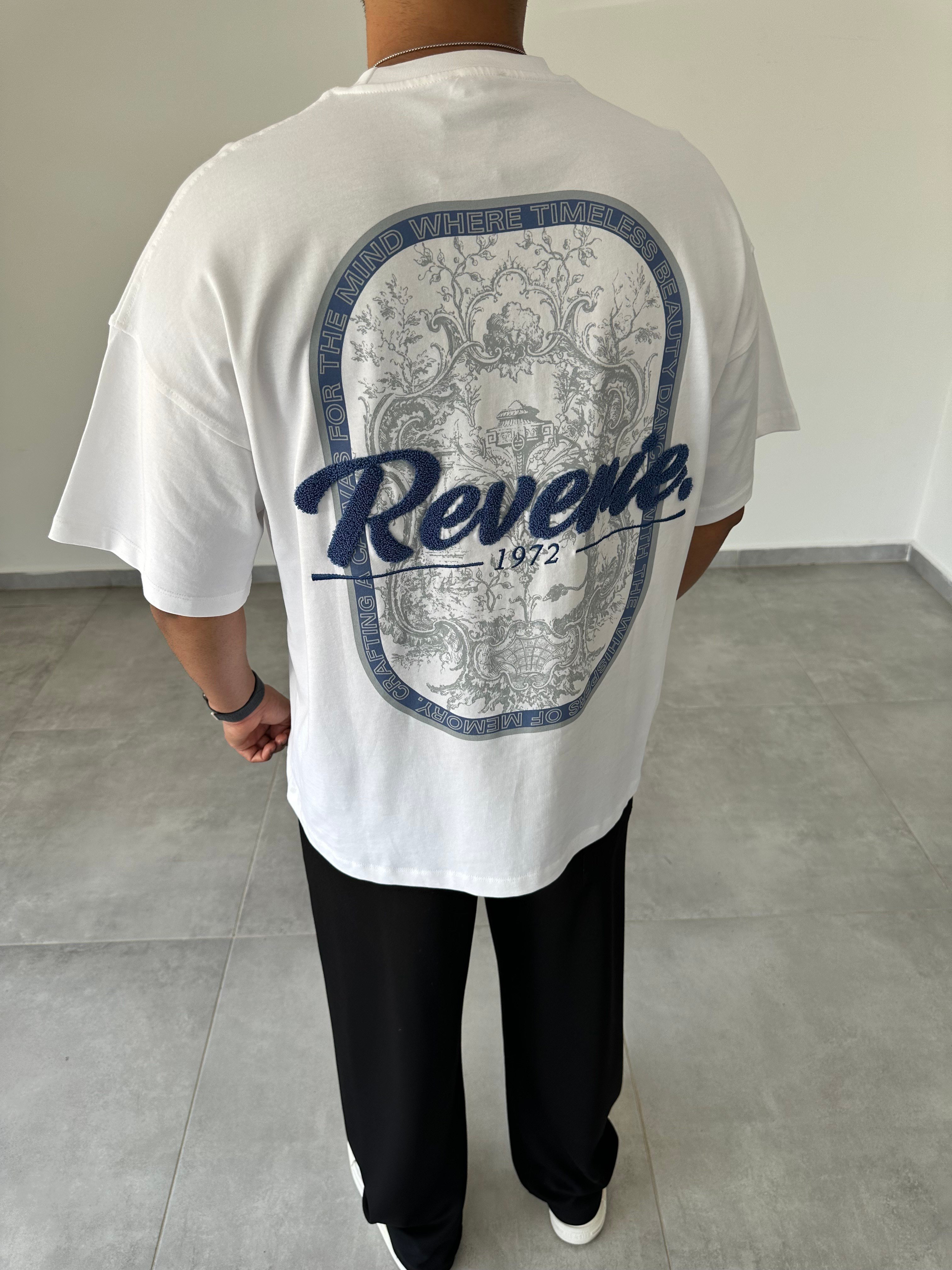 Beyaz Renk Reverie Nakış Ve Pantch Detaylı Oversize Kesim T-Shirt
