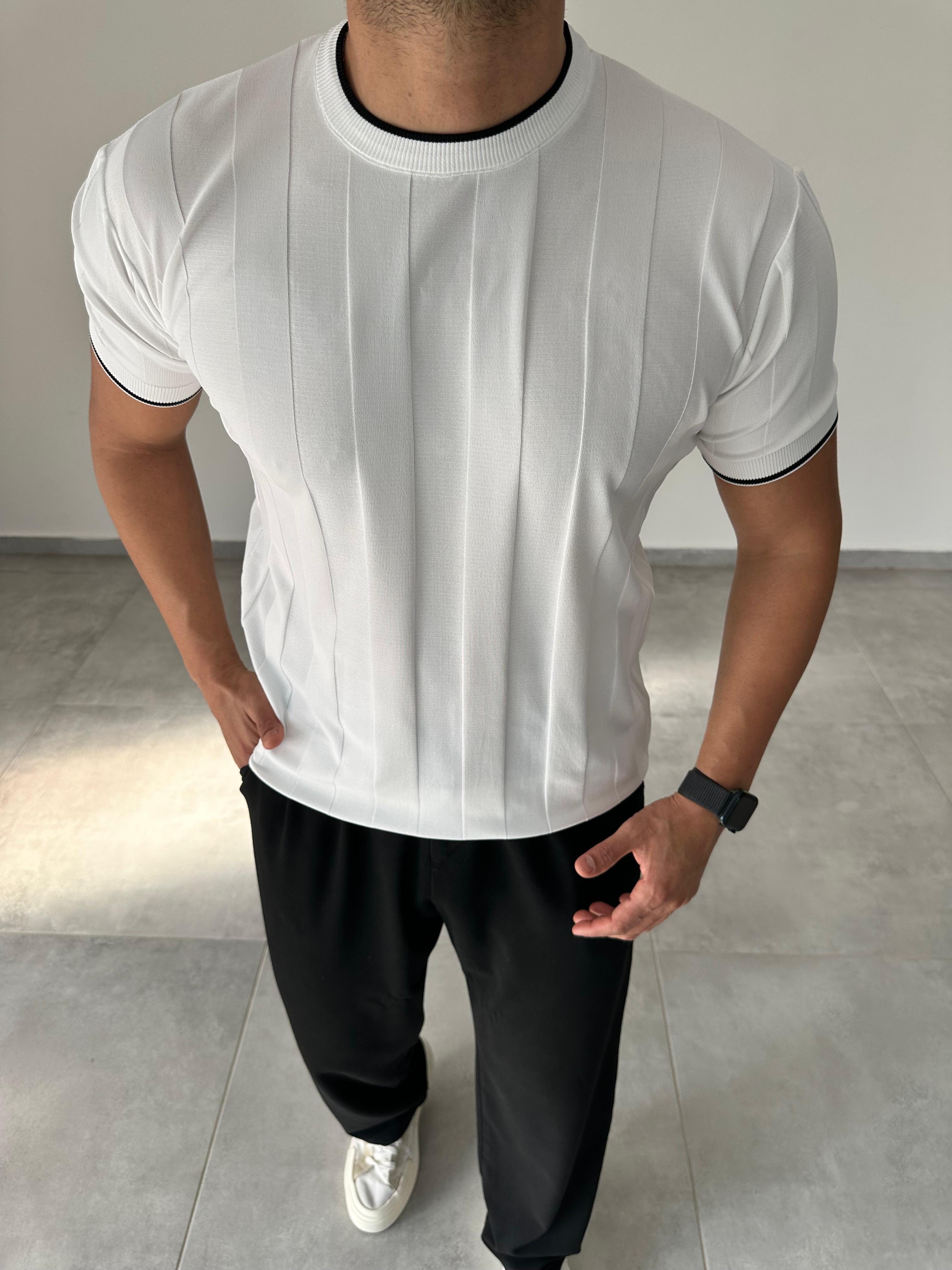Yaka Ve Kol Kısmı Beyaz Şerit Detaylı Siyah Renk Basic T-Shirt