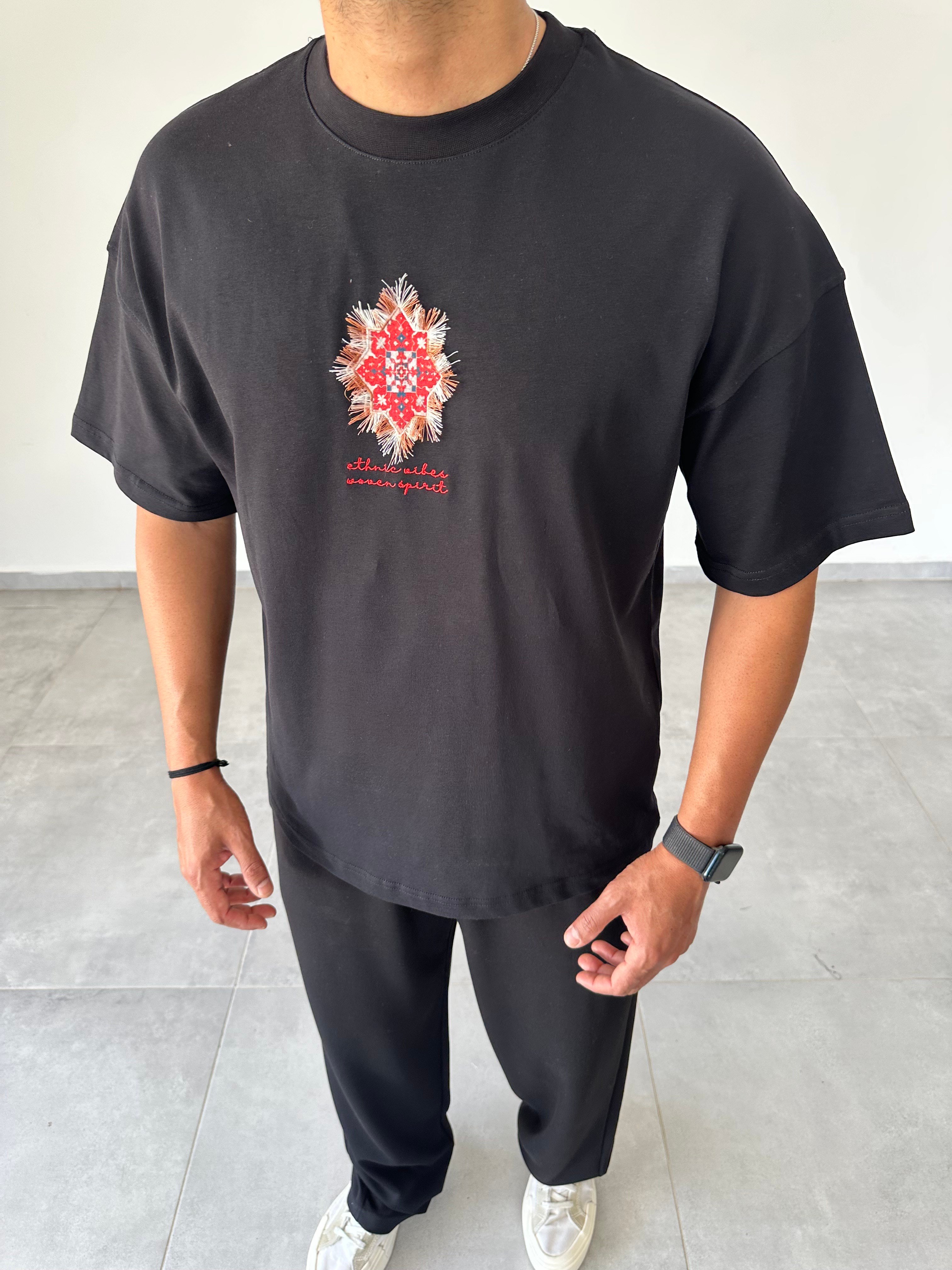 Siyah Renk Ethnic Nakış Ve Pantch Detaylı Oversize Kesim T-Shirt
