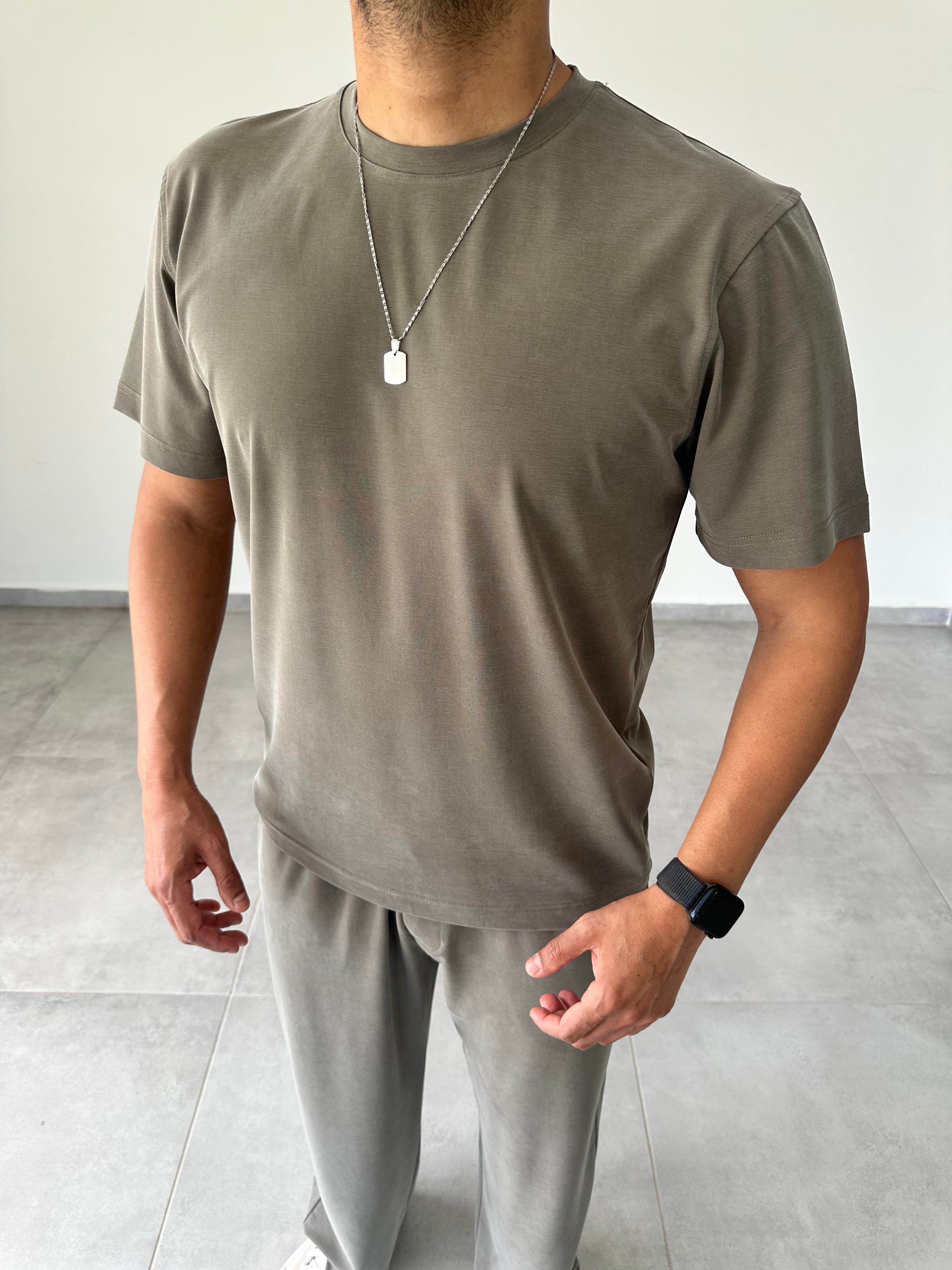 Haki Yeşil Renk  Rahat Kesim Kupra Kumaş T-Shirt