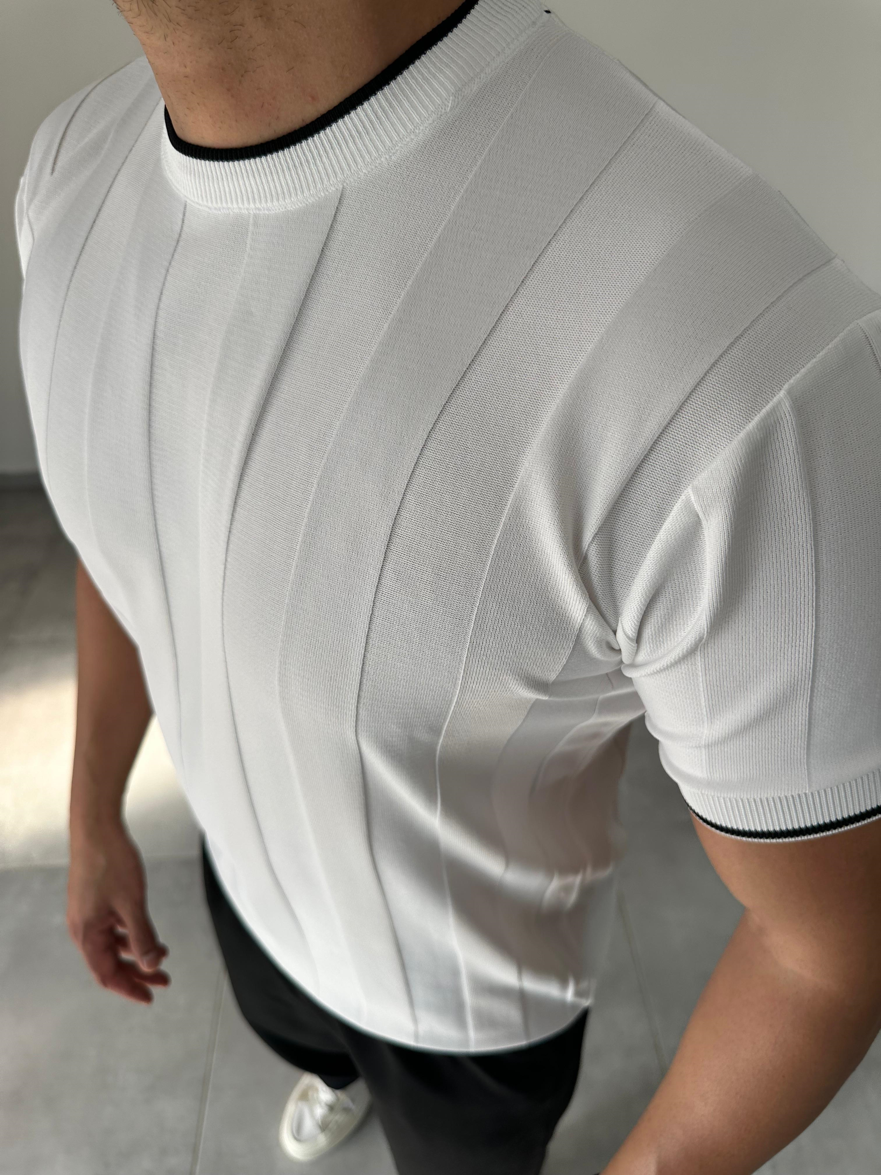 Yaka Ve Kol Kısmı Beyaz Şerit Detaylı Siyah Renk Basic T-Shirt