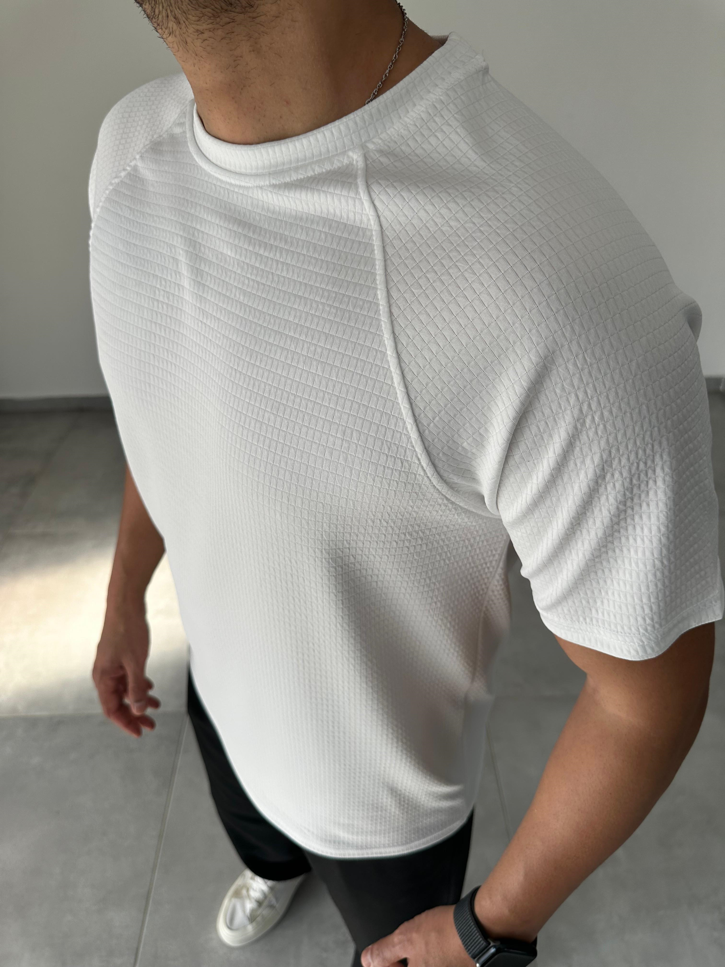Beyaz Renk Reglan Kol Detaylı Rahat Kesim T-Shirt