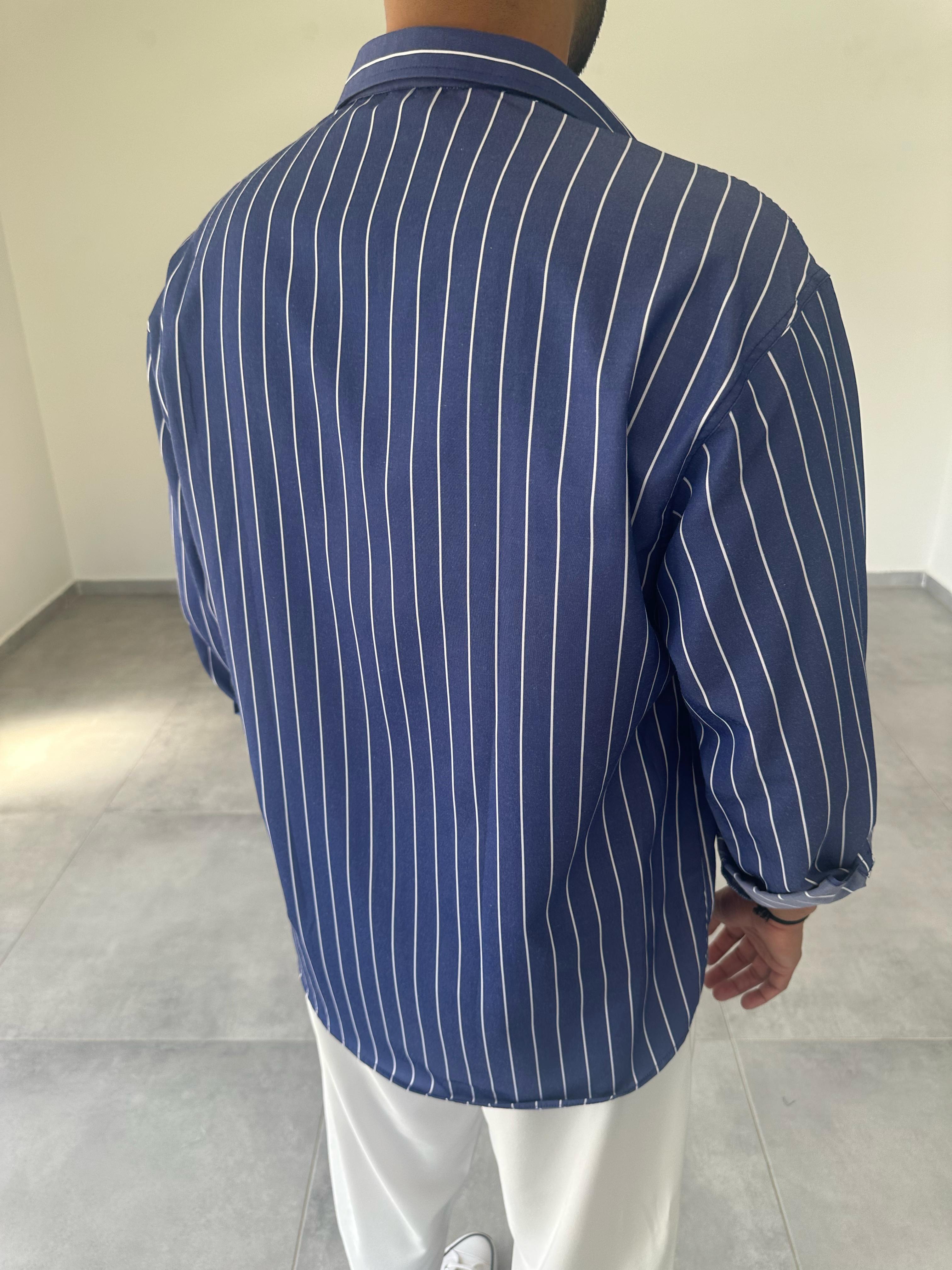 Lacivert Renk Beyaz Çizgi Detaylı Oversize Kesim Gömlek