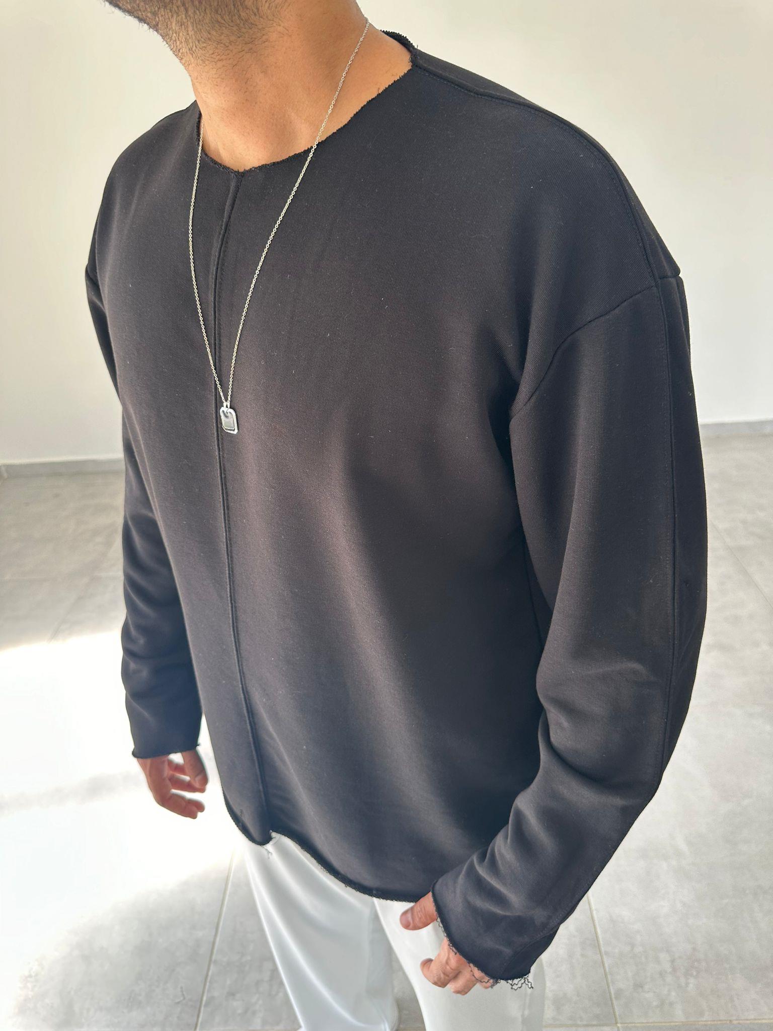 Siyah Renk Kesik Yaka Ve Dikiş Detaylı Oversize Kesim Sweatshirt