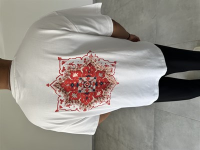 Beyaz Renk Ethnic Nakış Ve Pantch Detaylı Oversize Kesim T-Shirt