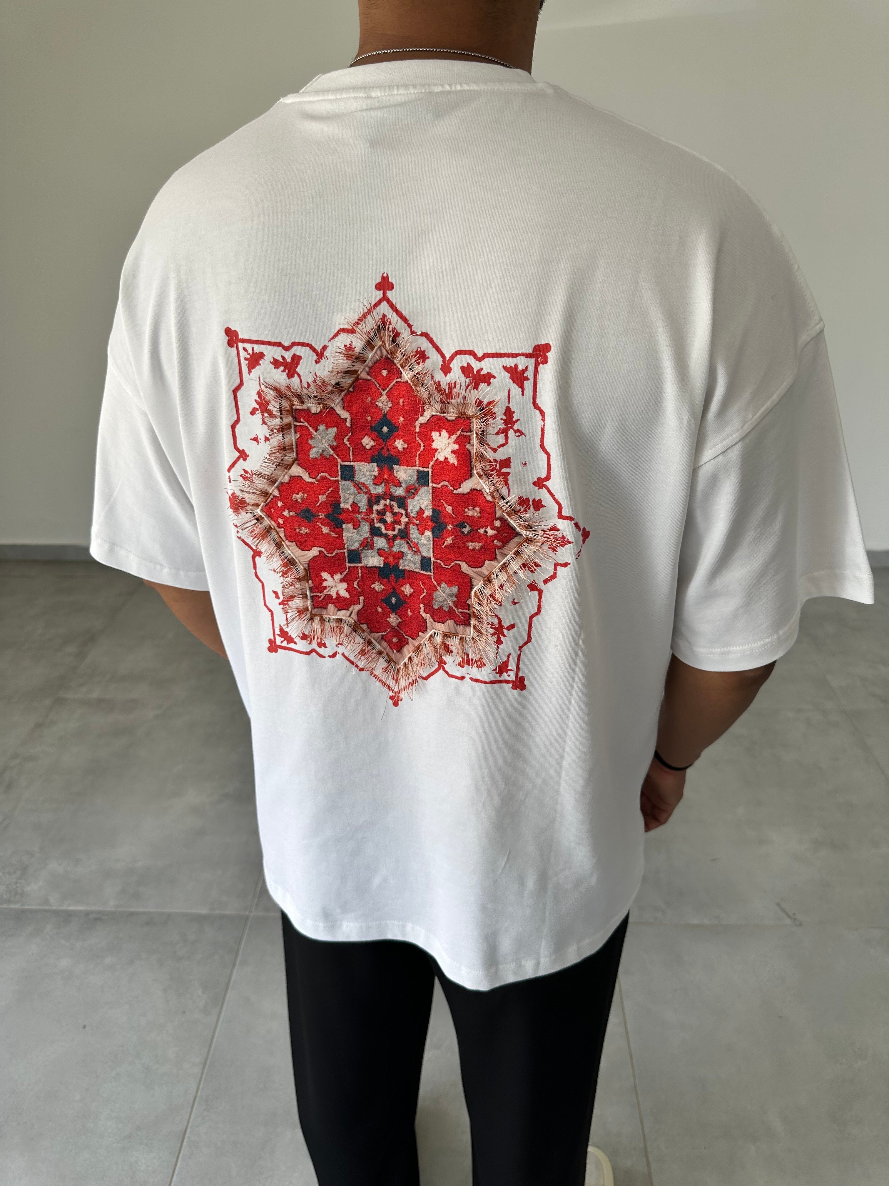Beyaz Renk Ethnic Nakış Ve Pantch Detaylı Oversize Kesim T-Shirt
