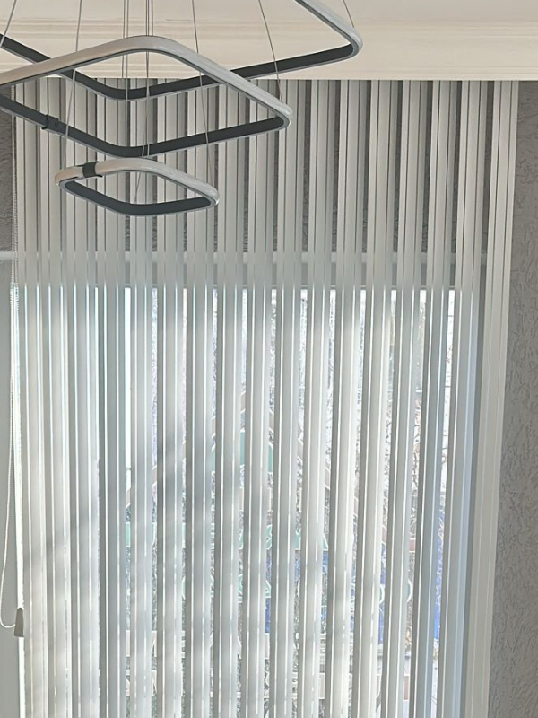 Beyaz Pvc Dikey Perde  Döndürülebilen Tam Açık Ya Da Tam Kapalı  Pvc Dikey