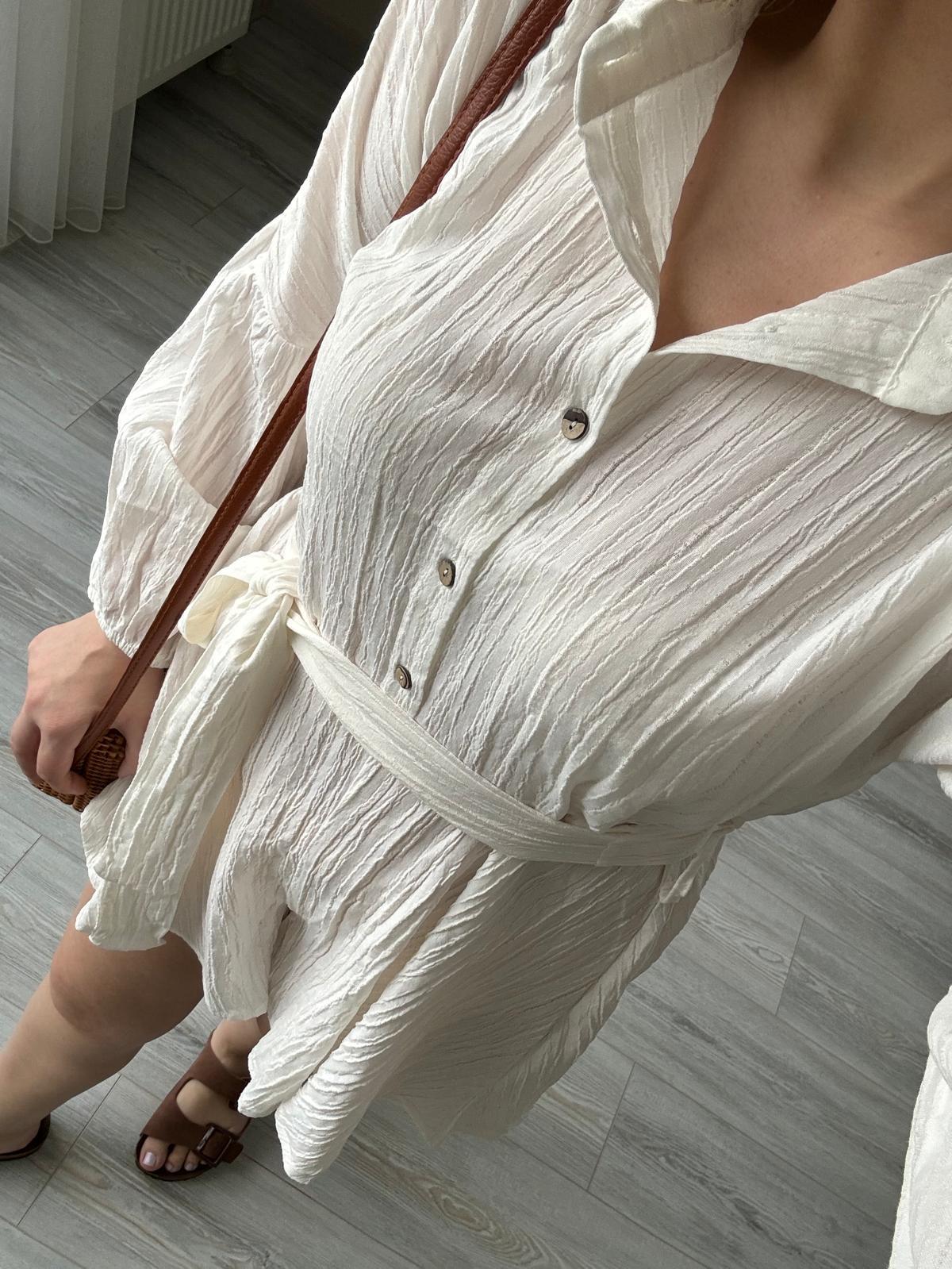 ekru kuşaklı şortlu tulum