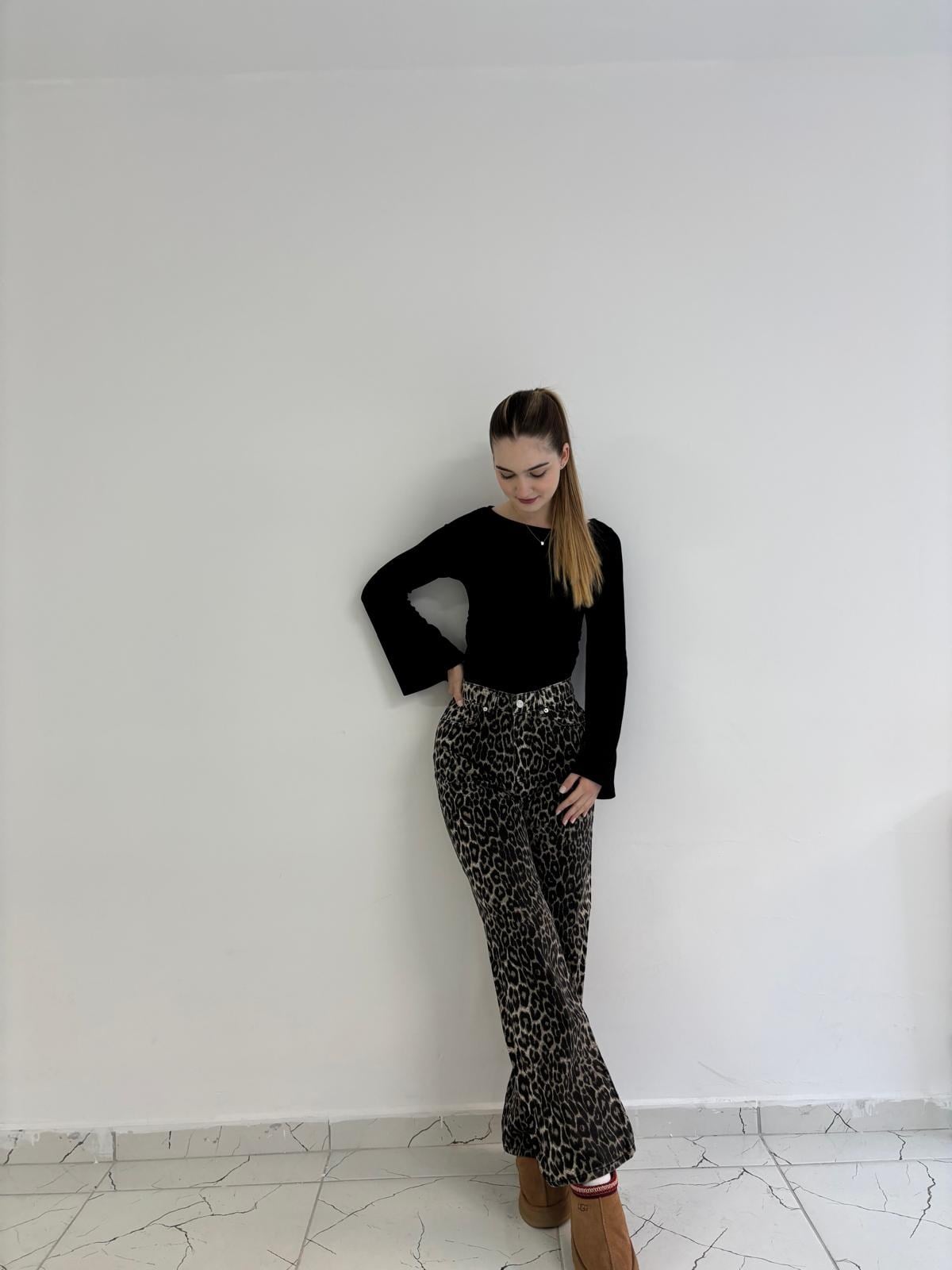 Siyah Yan Büzgü Kayık Yaka Bluz
