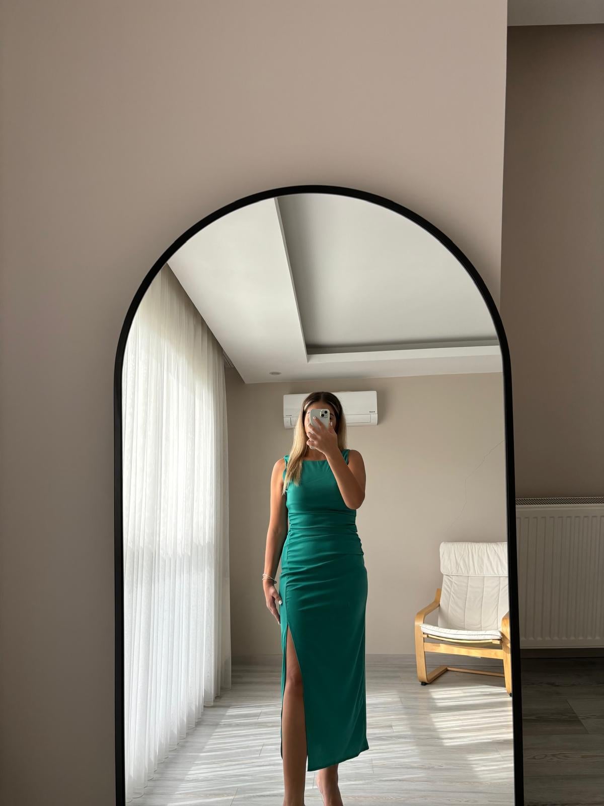 Yeşil yanları drapeli yırtmaçlı elbise