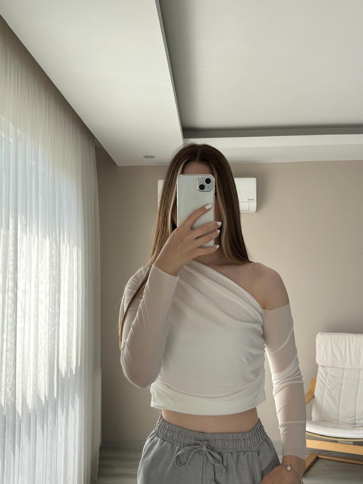 asimetrik yaka beyaz tül detaylı bluz