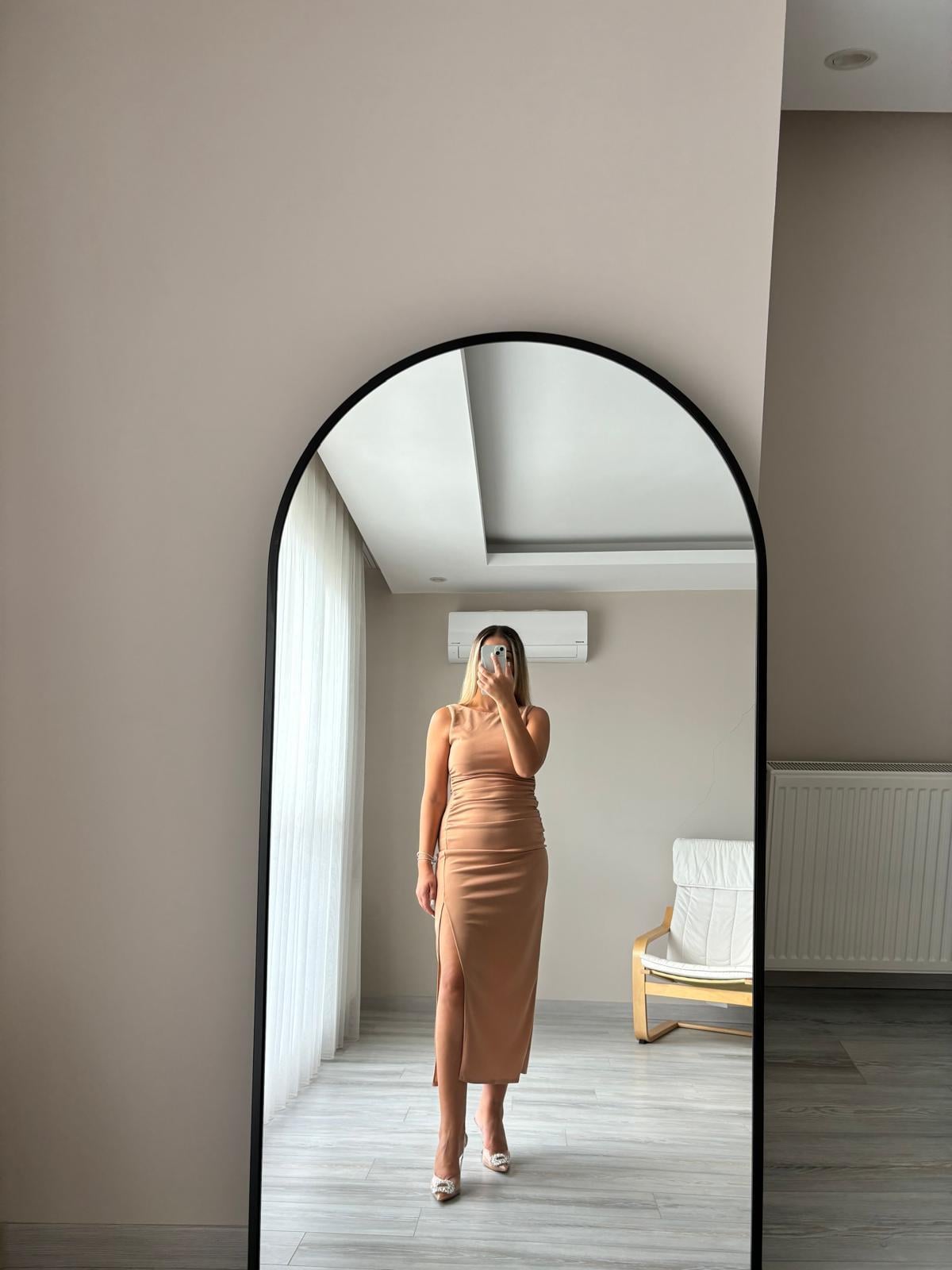 Camel yanları drapeli yırtmaçlı elbise