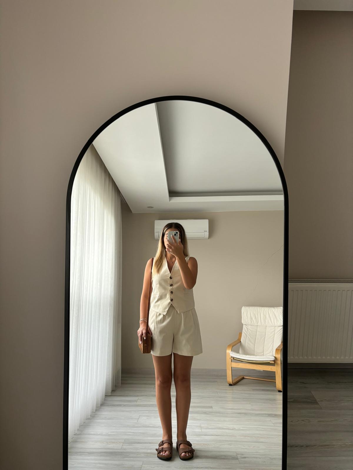 Ekru yelekli şortlu takım