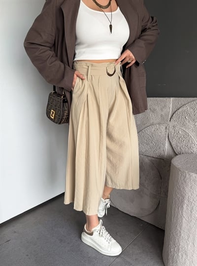 Bej Kemerli Pensli Kısa Paça Pantolon