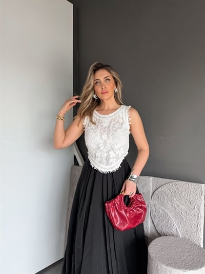 Beyaz Çiçek Motifli Boncuklu Bluz 