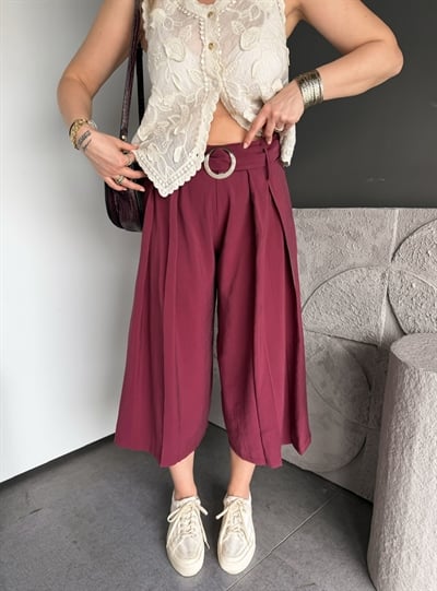 Bordo Kemerli Pensli Kısa Paça Pantolon