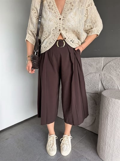 Kahve Kemerli Pensli Kısa Paça Pantolon