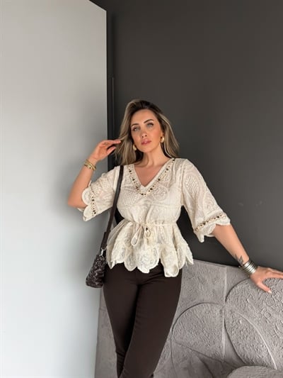 Krem Boncuklu İpli Nakışlı Bluz