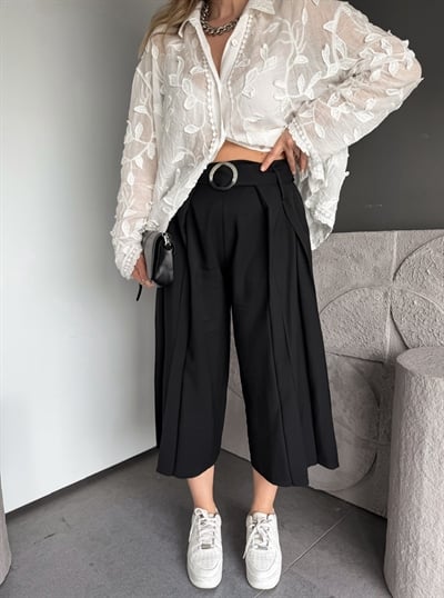 Siyah Kemerli Pensli Kısa Paça Pantolon