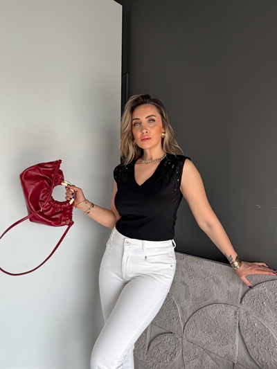 Siyah Nakışlı Kolsuz Tshirt