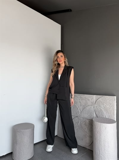 Siyah Sırtı Düğmeli Yelekli Tasarım Takım