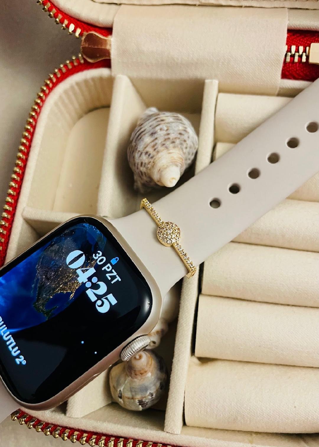 10704 Saat Charm