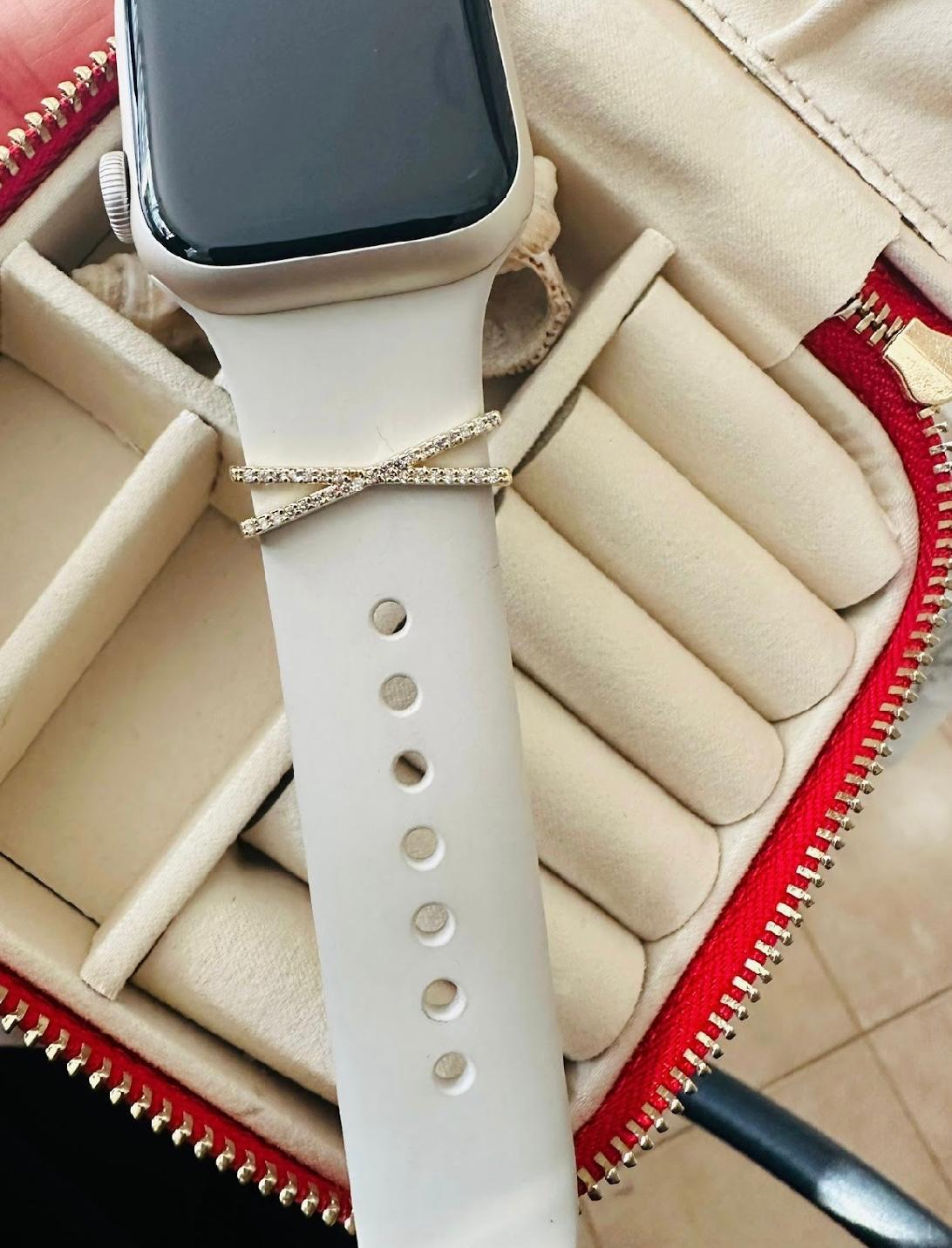 10707 Saat Charm