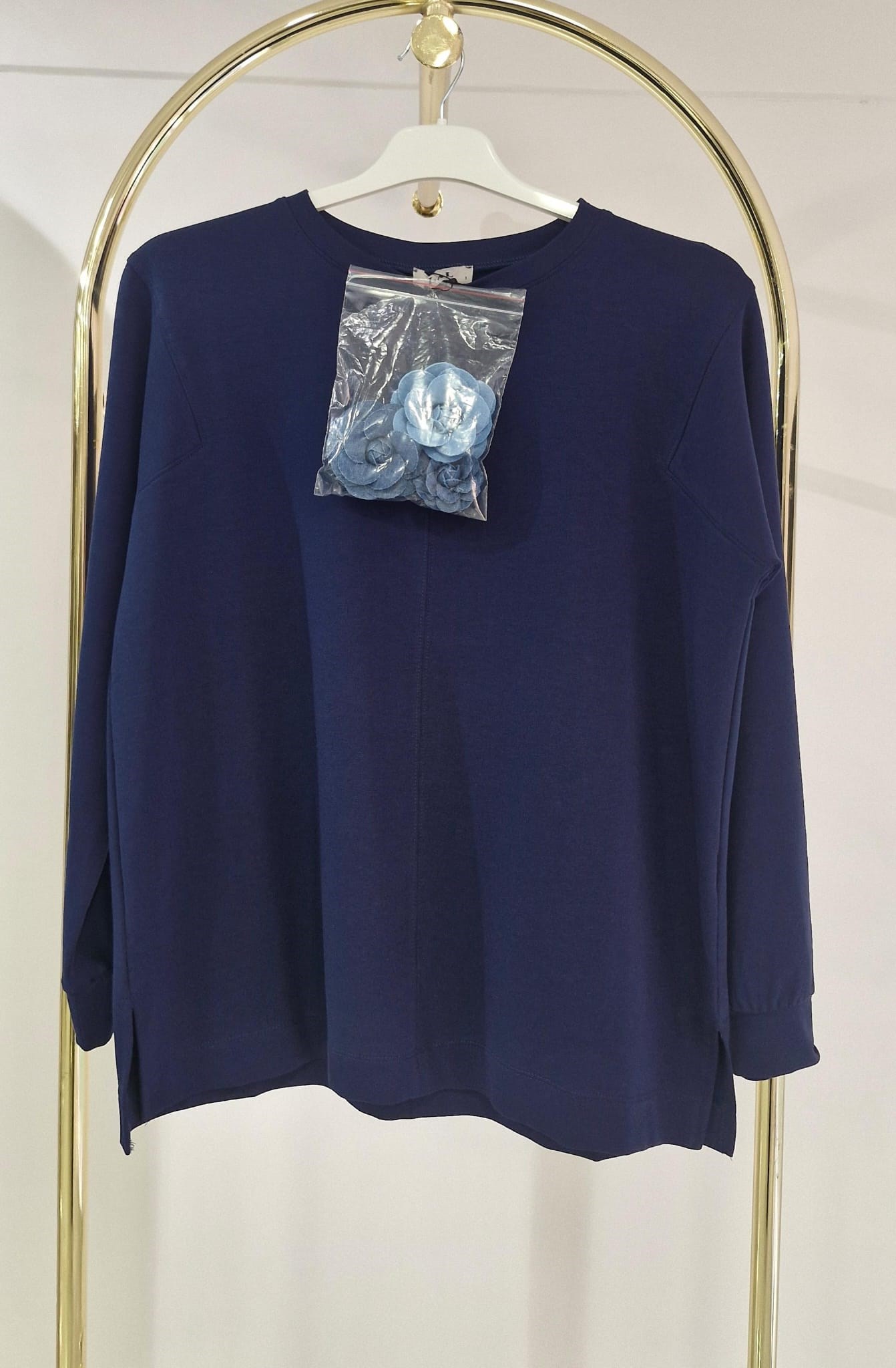 LAL SWEATSHİRT ÇİÇEK BROŞLU