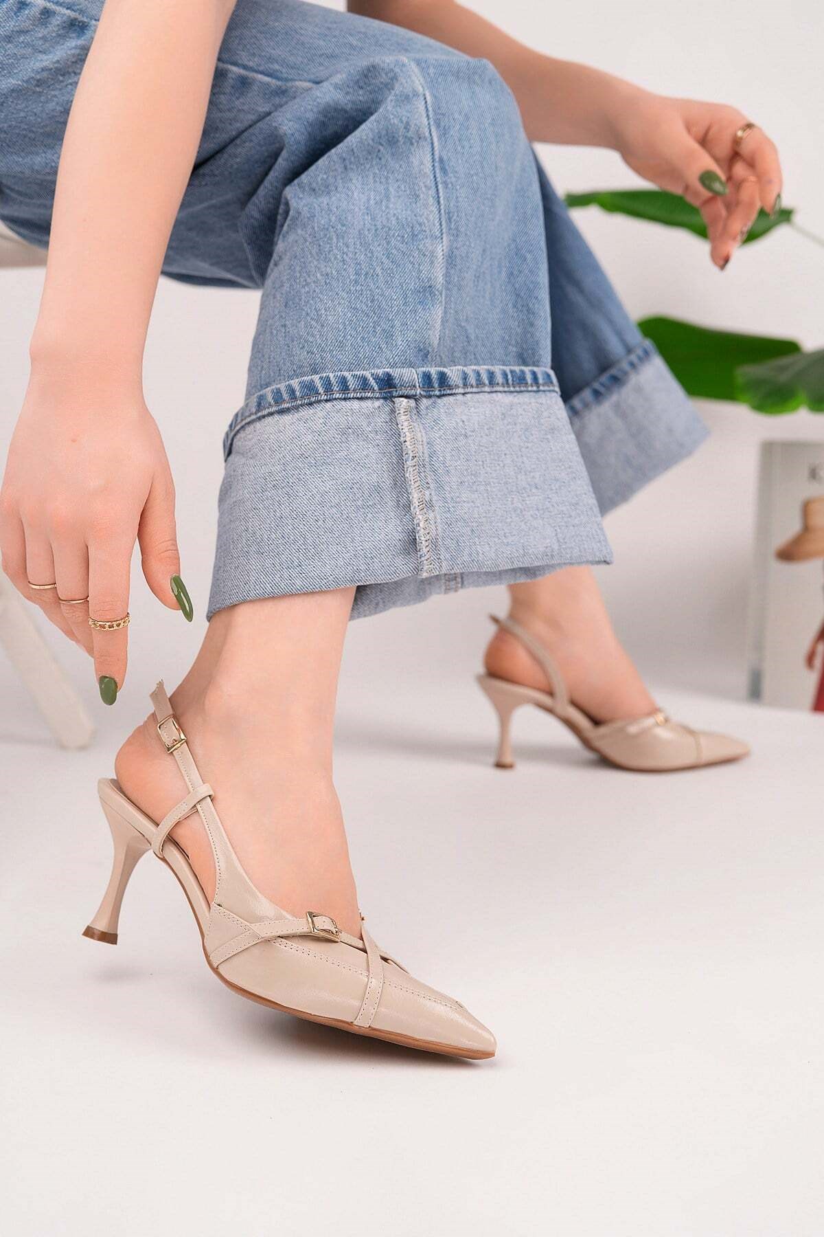 Kadın Sivri Burun Çapraz Bantlı İnce Topuklu Stiletto Ayakkabı - Bej