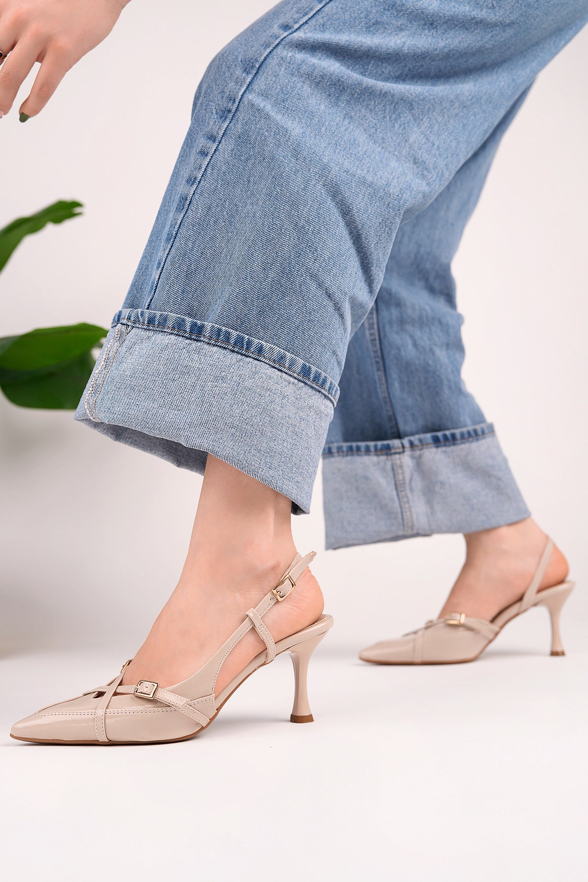 Kadın Sivri Burun Çapraz Bantlı İnce Topuklu Stiletto Ayakkabı - Bej
