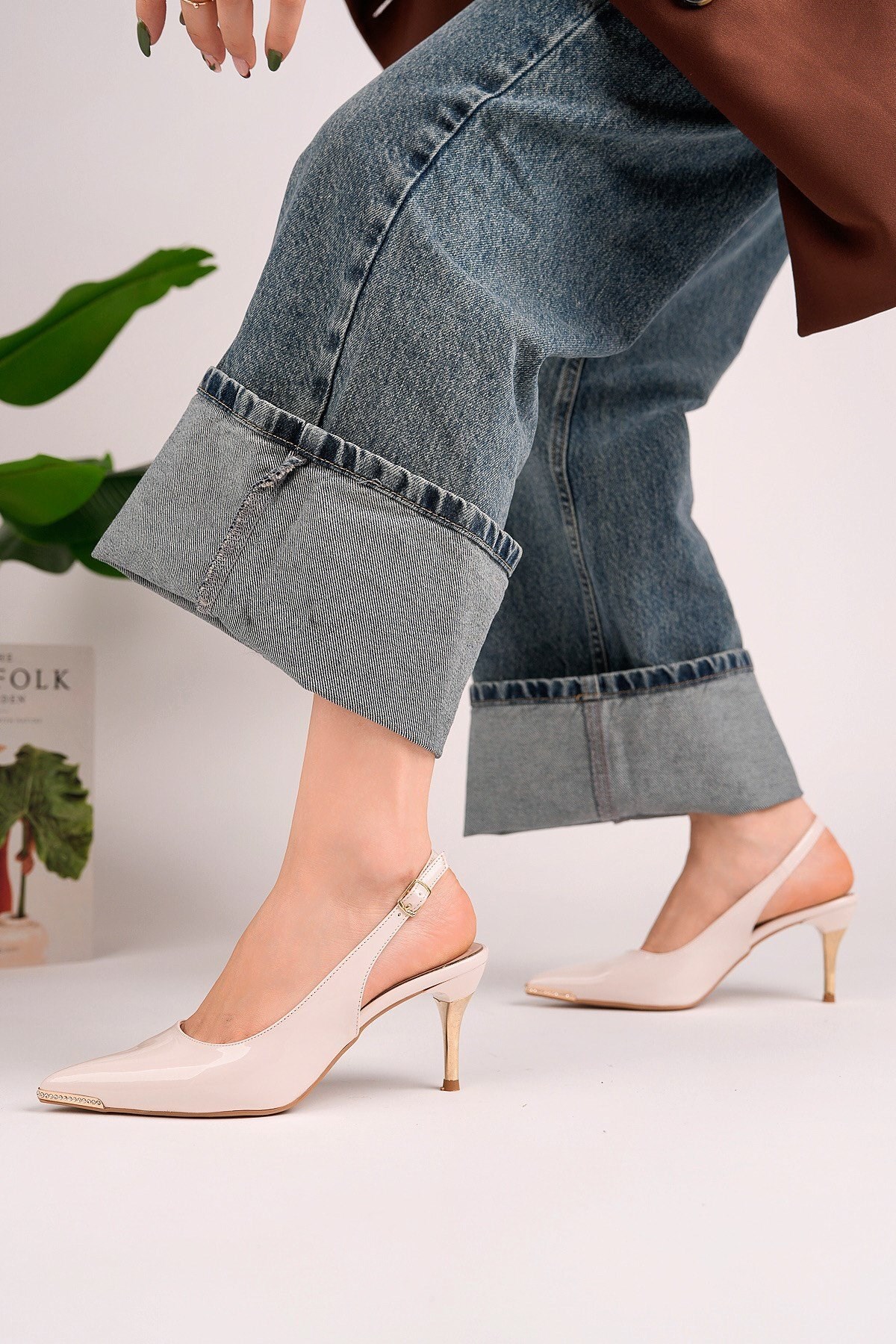 Kadın Sivri Burun Metal Detaylı İnce Topuklu Slingback Ayakkabı - Kahverengi