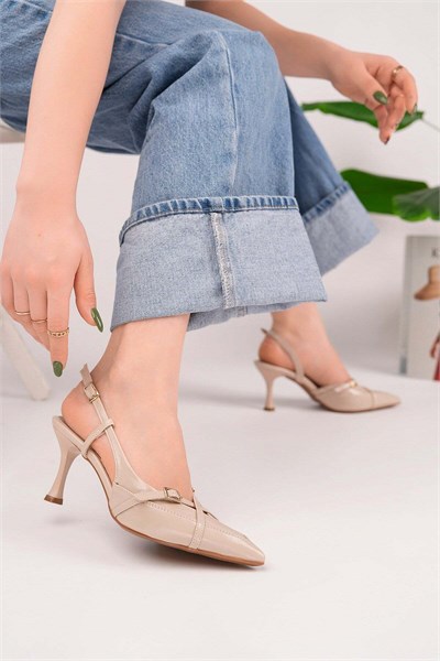 Kadın Sivri Burun Çapraz Bantlı İnce Topuklu Stiletto Ayakkabı - Bej