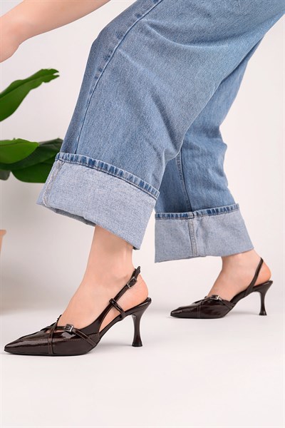 Kadın Sivri Burun Çapraz Bantlı İnce Topuklu Stiletto Ayakkabı - Kahverengi