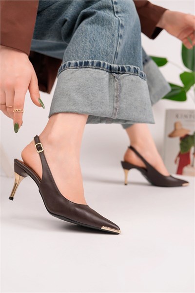 Kadın Sivri Burun Metal Detaylı İnce Topuklu Slingback Ayakkabı - Kahverengi