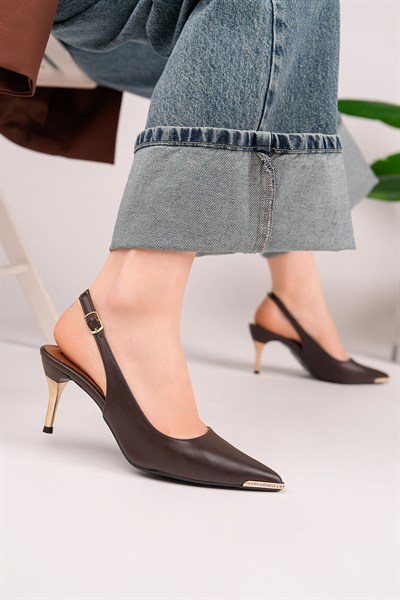 Kadın Sivri Burun Metal Detaylı İnce Topuklu Slingback Ayakkabı - Kahverengi