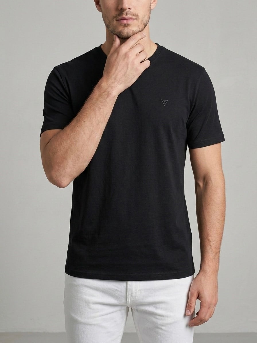 homiro.com.tr'de erkekler için siyah basic slim fit bisiklet yaka t-shirtü bulabilirsin. Kaliteli kumaşı ve şık tasarımıyla gardırobuna şıklık katmak için ideal. Hemen incele!