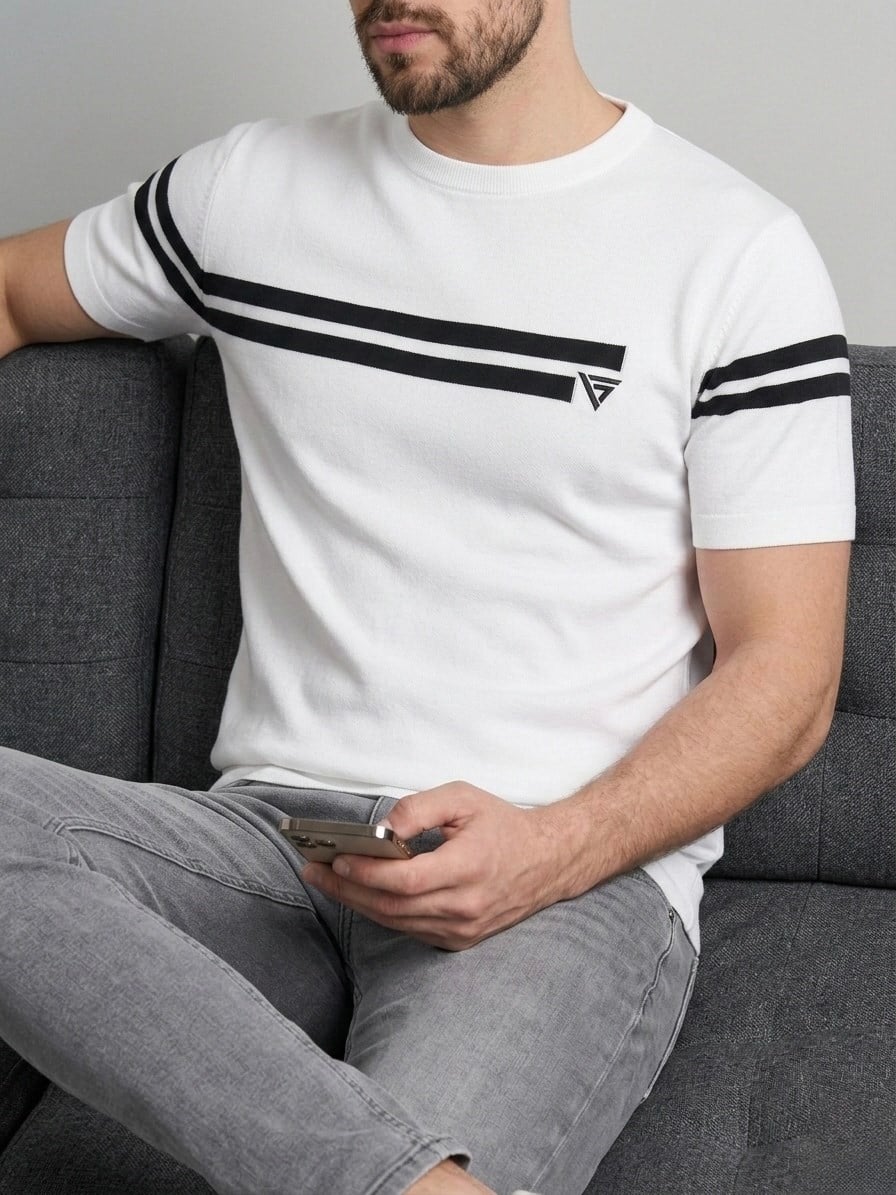 Homiro.com.tr'de erkekler için beyaz çizgili bisiklet yaka slim fit t-shirt modelleri seni bekliyor! Kaliteli kumaş ve şık tasarımlarla tarzını tamamla. Hemen incele!