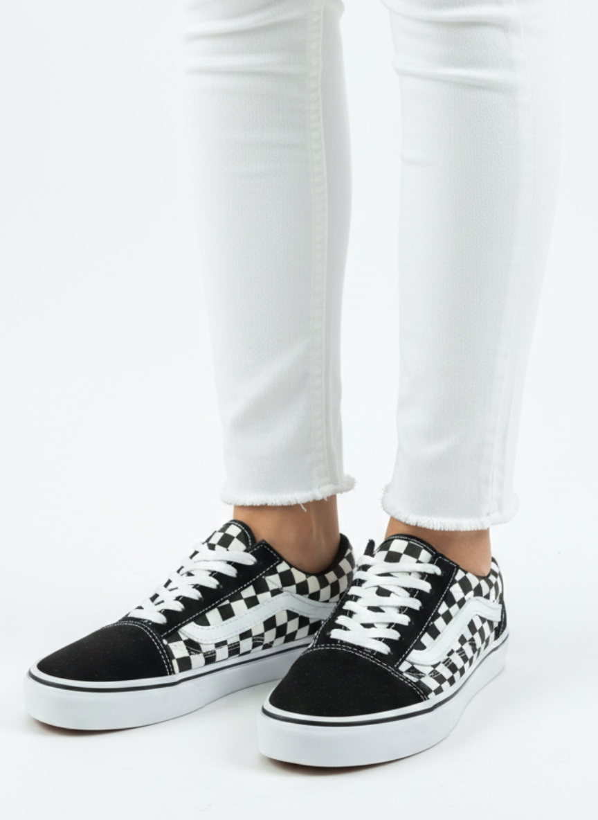Homiro.com.tr'de en şık ve rahat Bağcıklı Unisex Spor Sneaker - Siyah Damalı modellerini keşfedin. Tarzınıza tarz katın, şıklığı yakalayın.