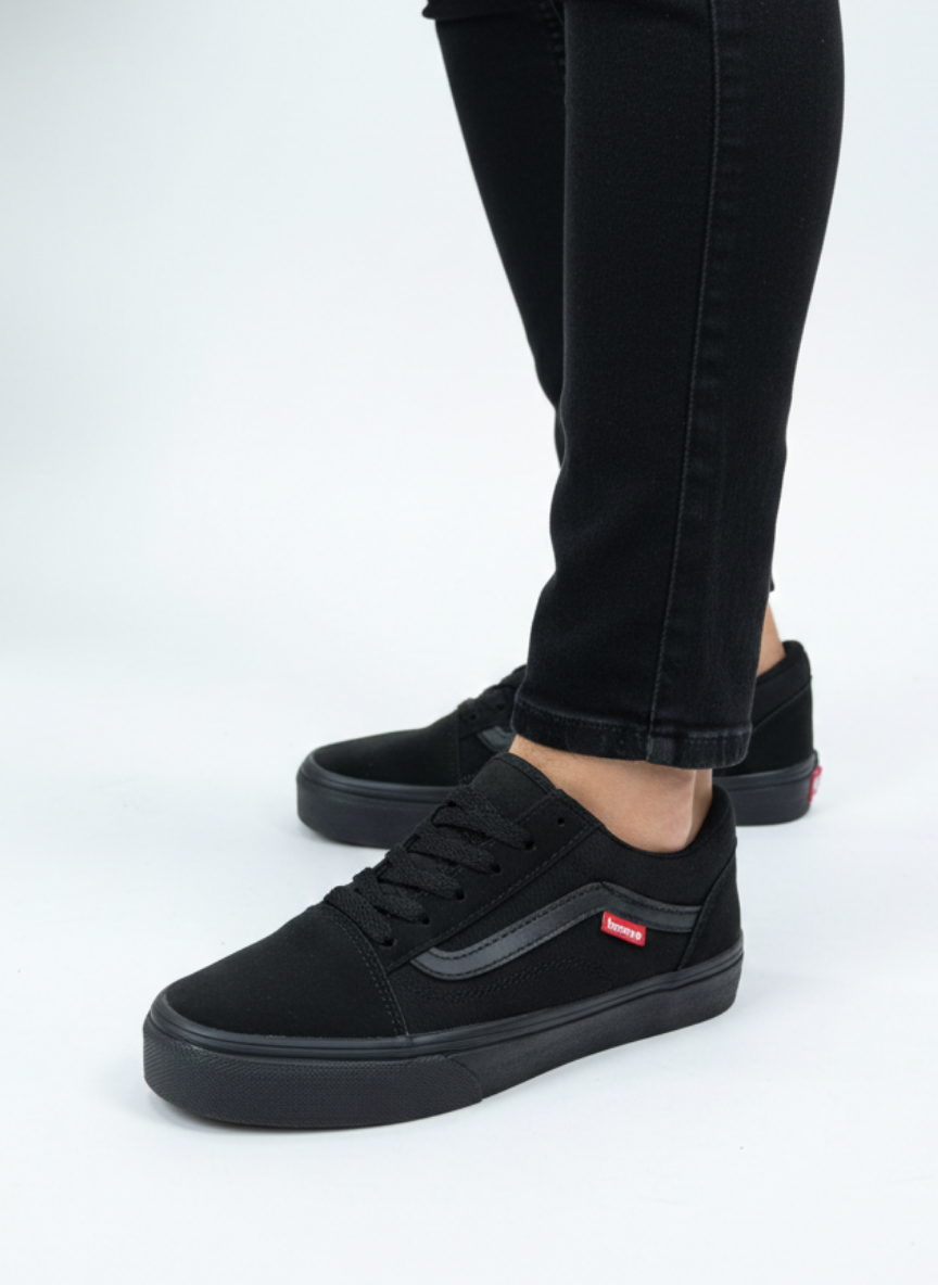 Homiro.com.tr'de Bağcıklı Siyah Kömür Unisex Spor Sneaker'ı keşfedin! Tarzınıza uygun, kaliteli ve şık spor ayakkabılar için hemen tıklayın.