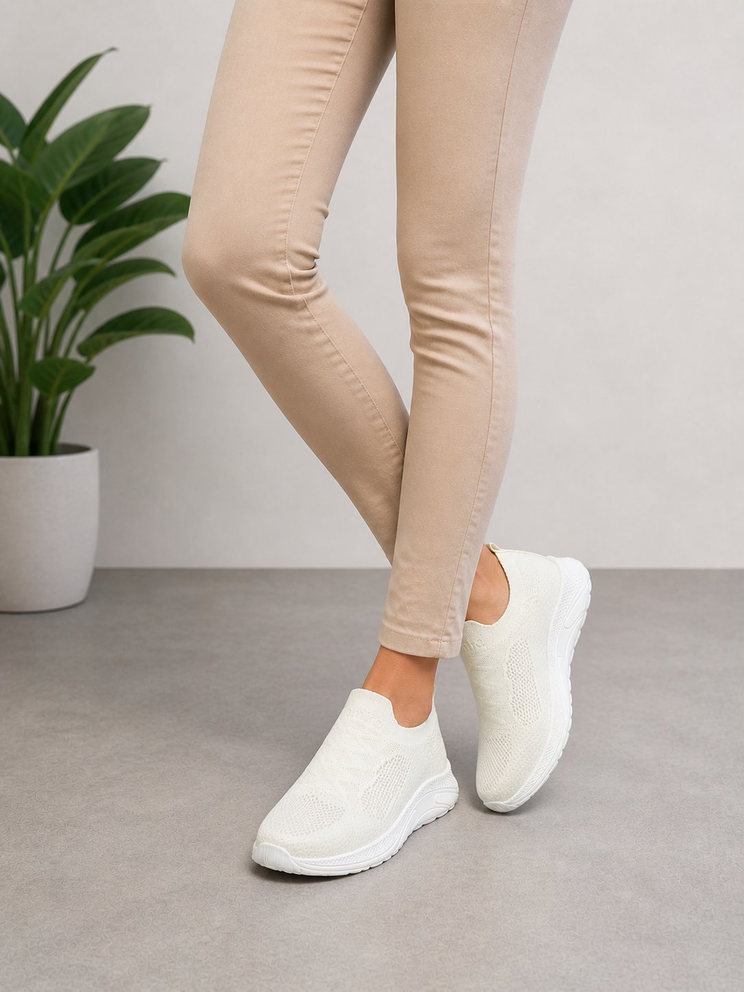 homiro.com.tr'de Bağcıksız Fuspetli Triko Spor Ayakkabı - Beyaz modelini keşfedin! Rahatlığı ve şıklığı bir arada sunan bu ayakkabı ile tarzınızı tamamlayın. Hemen şimdi incelemek için tıklayın!