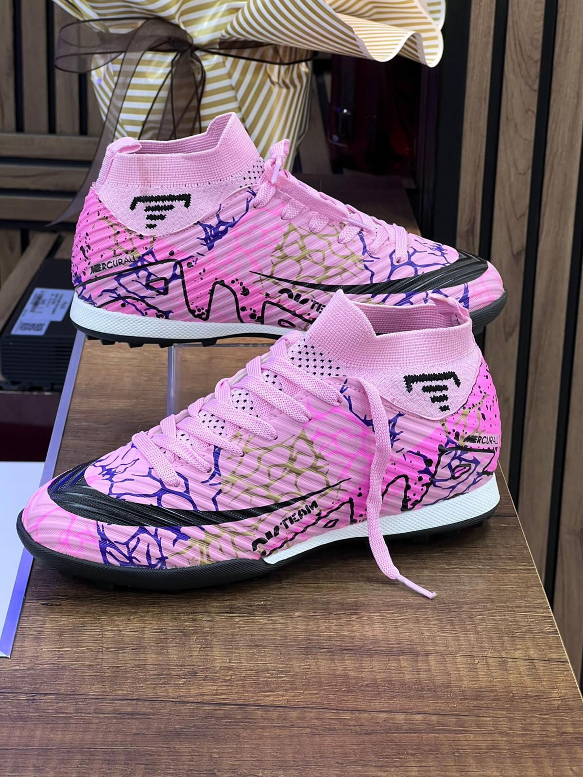Homiro.com.tr'de erkek likralı çoraplı halısaha spor ayakkabısı için pembe fuşya renk seçeneği bulabilirsin. Kaliteli malzemelerle üretilmiş, rahat ve şık tasarımlı spor ayakkabıları inceleyebilirsin.
