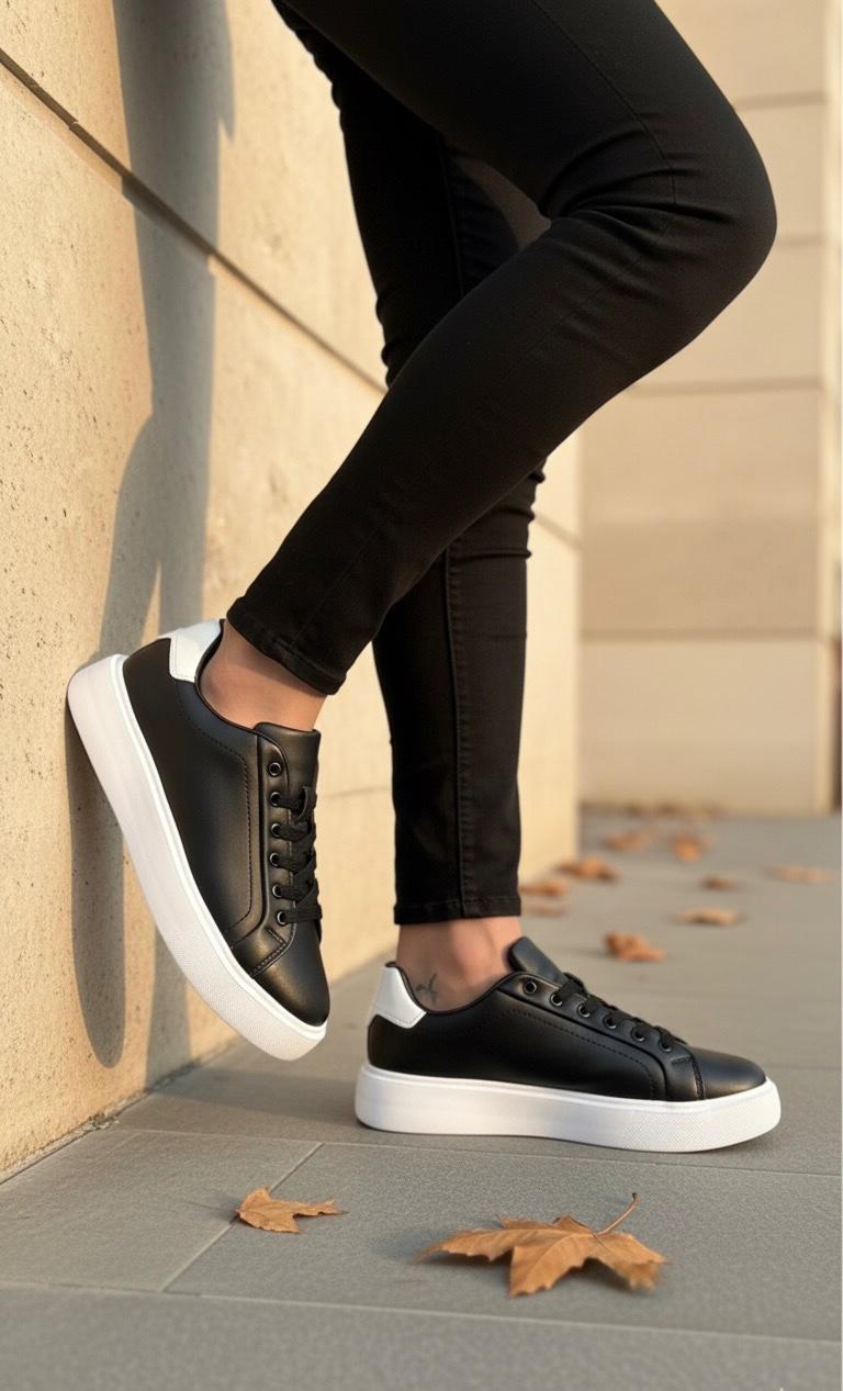 Homiro.com.tr'de erkek siyah beyaz tabanlı bağcıklı sneaker spor ayakkabıları bulabilirsin. Şıklığı ve rahatlığı bir arada sunan modeller arasından seçimini yap, tarzını yansıt!