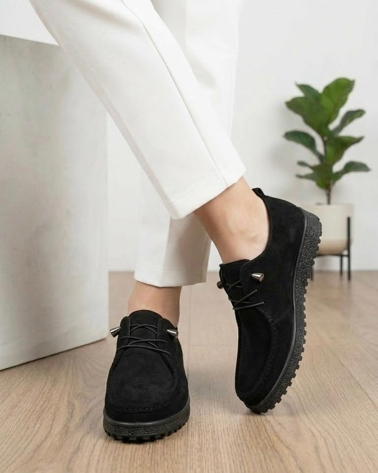 Homiro.com.tr'de kadın günlük siyah süet casual ayakkabı modelleri en uygun fiyatlarla seni bekliyor! Şık ve rahat tasarımları kaçırma, hemen alışverişe başla.